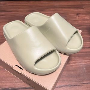 Yeezy Slide Resin